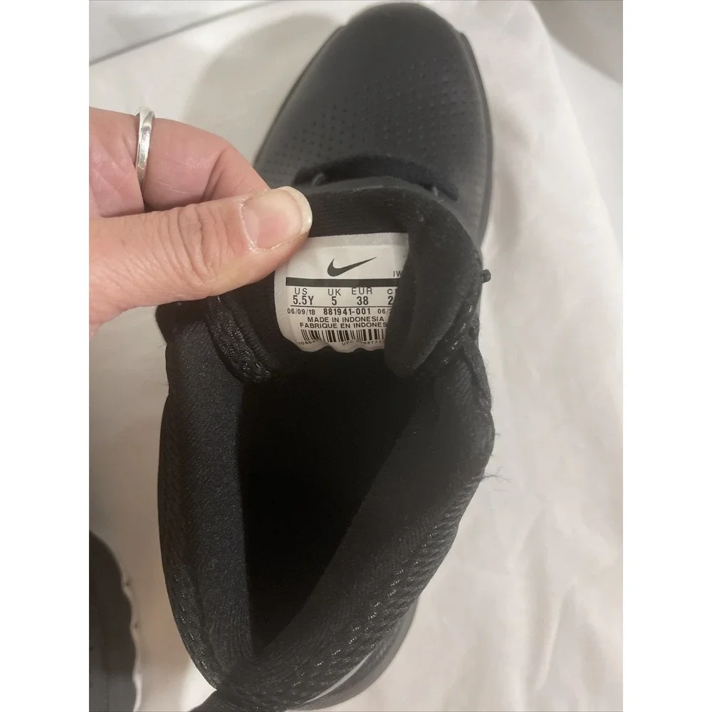 Nike Team Hustle D8 881941-001 Black Basketball Shoes Sneakers Size 5.5Y Women 7